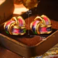 Détails des clous d'oreilles nœud en émail arc-en-ciel vintage avec dimensions - Boucles d'Oreilles Torsadées Stéréoscopiques (2-27312-8200) / Couleurs arc-en-ciel contrastées