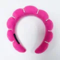Primer plano de diadema acolchada rosa con perlas y etiqueta hecha a mano - Rosa rojo