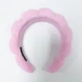 Vista detallada de una diadema de esponja rosa con elegantes detalles de perlas blancas. - Rosa Cerezo