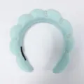Detail van de muntgroene wolkenhoofdband met zachte vulling en parelaccenten - Lichtmuntgroen