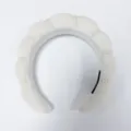 Detalle de diadema blanca acolchada con elegantes adornos de perlas para el cabello - Blanco Roto