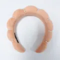 Detalle de diadema nube de esponja melocotón con elegantes detalles de perlas - Albaricoque