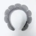 Primer plano de diadema de esponja nube gris con perlas para un look elegante de copa alta. - Gris