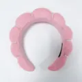 Detalle de una diadema de nube de esponja rosa con elegantes adornos de perlas blancas - Rosa Niebla