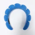 Vista macro de diadema de nube de esponja azul con elegantes detalles de perlas blancas - Azul Zafiro