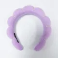 Vista detallada de la diadema de nube en esponja lavanda con adornos de perlas blancas - Púrpura Taro