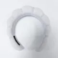 Primer plano detallado de diadema de nube acolchada blanca con elegantes perlas blancas - Blanco