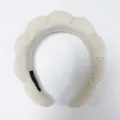 Vista detallada de una diadema acolchada color crema con elegantes perlas de imitación - Blanco Crema Albaricoque