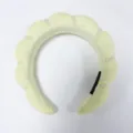 Vista detallada de una diadema de nube de esponja amarillo claro con detalles de perlas blancas - Amarillo Ganso Leche