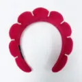 Primer plano de diadema acolchada roja en forma de nube decorada con pequeñas perlas - Burdeos