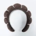 Detalle de diadema de nube de esponja marrón con perlas elegantes y textura de rizo. - Café Oscuro