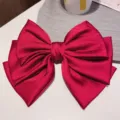 Detailansicht einer hochwertigen roten Satin-Haarspange mit übergroßer dreilagiger Schleife - Stil ohne Buchstaben / Rot