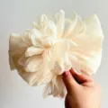 Große creme-weiße 3D Stoffblumen-Haarklammer mit eleganten Blütenblättern für Damen - 3D Blume / Gebrochenes Weiß