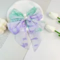 Détail d'une pince à cheveux en mousseline plissée avec dégradé et perle - Sel de Mer à la Menthe
