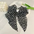 Détail montrant la texture en mousseline plissée et les perles sur un nœud papillon noir - Noir Hepburn
