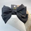 Große schwarze Satin-Haarspange mit dreilagiger Schleife und Loveme-Goldanhänger - Stil Mit Englischen Buchstaben / Schwarz