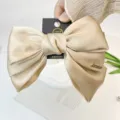 Pinza para el pelo con lazo gigante de satén champán y placa dorada - Estilo Con Letras Inglesas / Blanco Roto