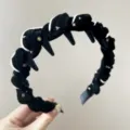 Primo piano dettagliato di un cerchietto in velluto nero con strass scintillanti - Nero (Stile 2)