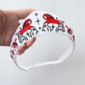 Nahaufnahme der russischen Sonnenvogel-Stickerei auf einem weißen Retro-Stoff-Stirnband - Pferd Stickerei Krone Stirnband (Ohne Schwamm)