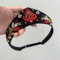 Detailansicht eines russischen bestickten Haarbands mit roten und goldenen Blumenmustern - Blatt Ethno Stickerei Stirnband