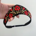 Detailansicht der russischen Blumenstickerei auf einem schwarzen verstellbaren Haarband - Mohnblumen Stickerei Stirnband