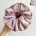 Dettaglio di un elastico per capelli in raso rosa con eleganti bordi in cristallo. - Stile Rosa Loto / Bordo in Strass