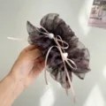Gros plan détaillé d'une pince banane en tulle léopard avec perles et rubans roses - Pince Banane Nœud Perle Artificielle / Imprimé léopard café