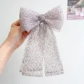 Vista detallada de un accesorio para el cabello vintage elegante con lazo de malla de leopardo - Pinza para el pelo con lazo y cinta / Estampado de leopardo beige