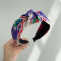 Detalle de una diadema bohemia retro con nudo y bordados étnicos muy coloridos. - Azul Púrpura (Diadema Anudada)