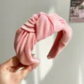 Detailansicht des eleganten rosa geknoteten Stirnbands aus hochwertigem Satinstoff - Knoten Stirnband / Rosa