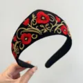 Detailansicht eines schwarzen Vintage-Stirnbands mit goldener und roter Blumenstickerei. - Mohnblumen Stickerei Haarreif