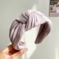 Detailansicht eines lila geknoteten Haarbandes mit weicher Satin-Stofftextur-Optik. - Knoten Stirnband / Grau