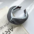 Detailansicht eines grauen Haarreifens mit hellblauen plissierten Rüschenkanten. - Plissierter Rand Kreuz Stirnband