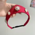 Nahaufnahme eines roten Vintage-Haarreifens mit kunstvollen Perlenblumen-Dekoren - Verdickter Kronenstil / Rot