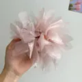 Dettaglio di un elastico per capelli a fiore in organza rosa con ciondoli in cristallo - Rosa + Rete Bocciolo Elastico