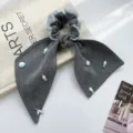 Detailansicht des Denim-Haargummis mit blauen Rüschen und Meeresmotiven-Anhängern - Haargummi / Meeres-Charme Schleife Streamer Scrunchie