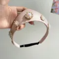 Detailansicht eines vintage rosa Satin-Haarreifs mit Perlen- und Strasssteinchen - Verdickter Kronenstil / Rosa