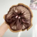 Detail van de geplooide gaastectuur en het gelaagde ontwerp van deze bruine scrunchie. - Bruin
