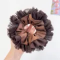 Primo piano di elastico per capelli in pizzo marrone con tulle - Marrone+Caffè