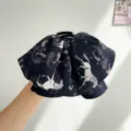 Gros plan d'une pince à cheveux en mousseline avec motifs paisley et imprimés de chevaux - Pince Crabe Imprimée