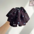 Détail macro du tissu en maille marron à pois bleus sur une pince à cheveux jupe. - Pince à Cheveux à Pois