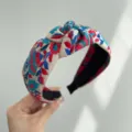 Vue détaillée d'un bandeau noué bohème avec une broderie florale ethnique vibrante - Floral Rouge Et Vert (Serre-tête Noué)