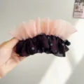 Détail du volant en maille rose et du tissu noir à pois sur la pince à cheveux - Pince Banane à Pois