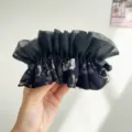 Gros plan détaillé montrant le tissu en mesh noir et le motif paisley du chouchou - Pince Banane À Imprimé Floral