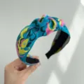 Detalle de diadema anudada bohemia azul con bordado amarillo y rosa - Verde Amarillo (Diadema Anudada)