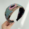 Gros plan détaillé d'un bandeau large bohème avec des broderies florales ethniques - Serre-tête Large / Khaki Bleu