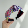 Detalle de diadema bohemia con nudo y bordados florales de colores vivos - Floral Azul Y Púrpura (Diadema Anudada)