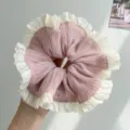 Primer plano de un elegante coletero de cuadros rosas con bordes de volantes blancos - Volante Rosa / Rosa Cuadros