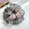 Eleganter großer Organza-Haargummi mit irisierenden schwarzen und rosa Schichten - Netz-Haargummi / Grau