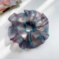 Detail eines schillernden Organza-Haargummis mit schimmernden Texturen in Blau und Rosa. - Netz-Haargummi / Blau